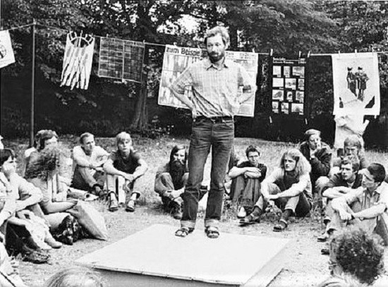 Der Waffendienstverweigerer Martin Böttger (stehend) im Garten der Erlöserkirche am 27. Juni 1982 während der ersten Friedenswerkstatt in Ost-Berlin.